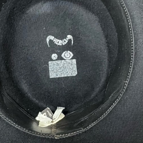 Classic Black Velvet Hat - Picture 3 of 4